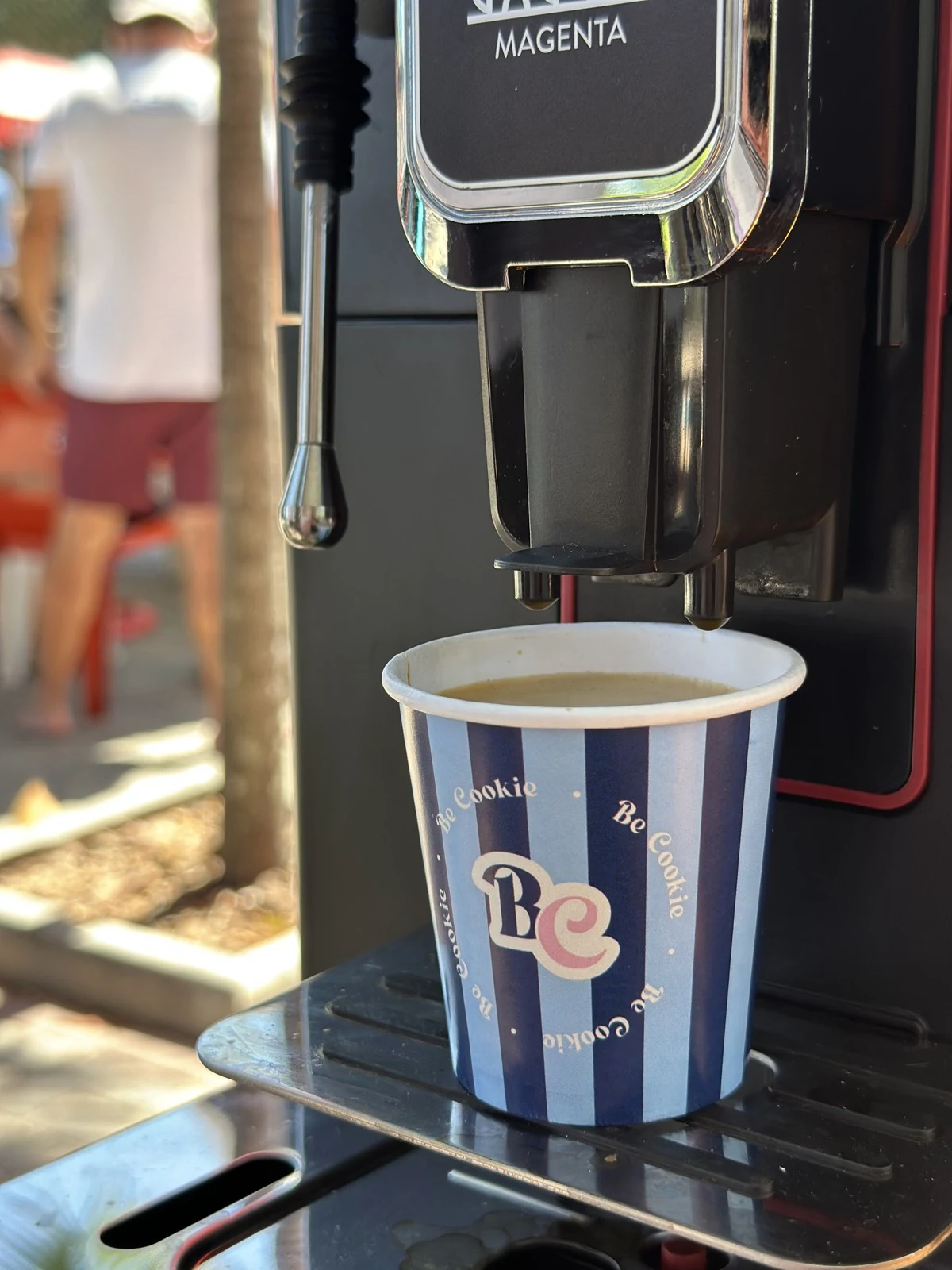 Café preparado na máquina em um copo personalizado da Be Cookie