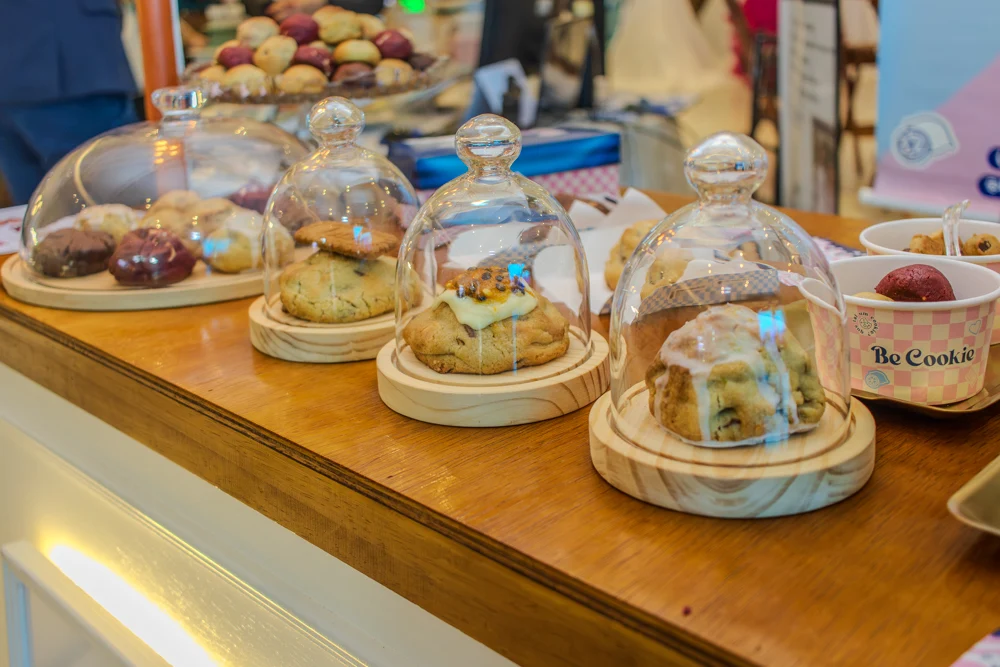 Cookies apresentados em cúpulas no carrinho Be Cookie