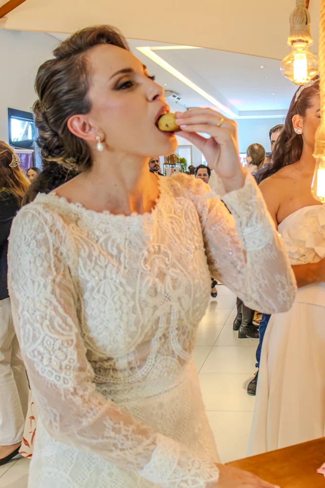 Convidada saboreando um cookie durante um evento