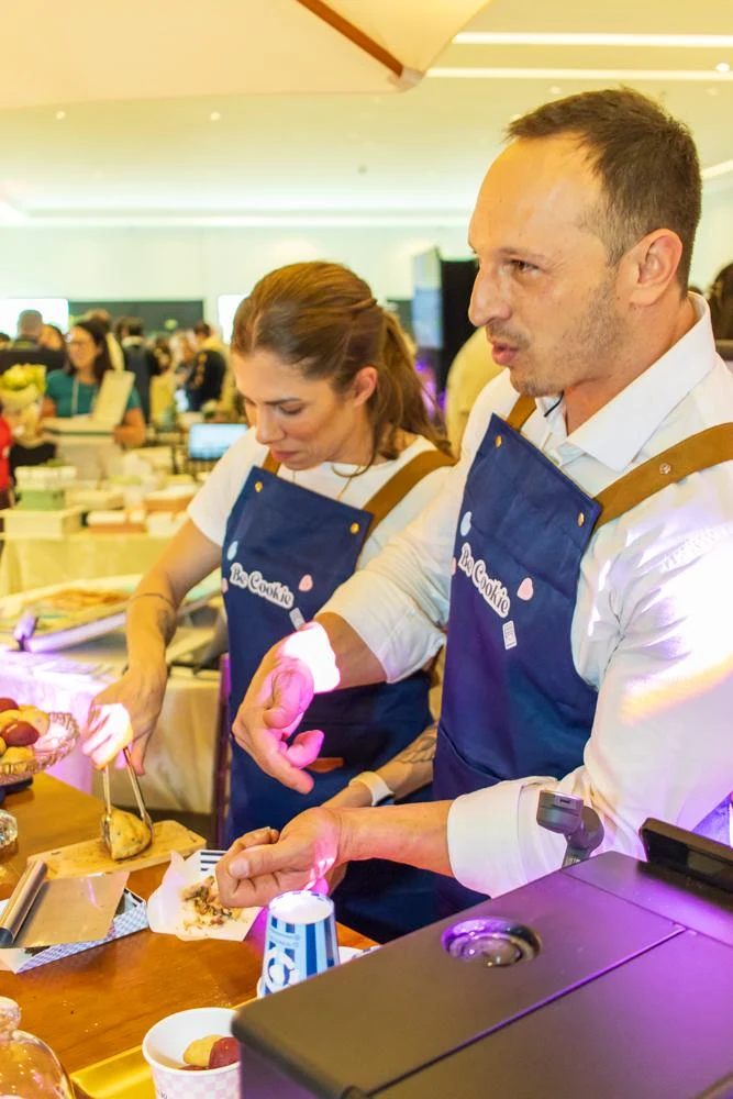 Equipe Be Cookie preparando e servindo cookies no evento