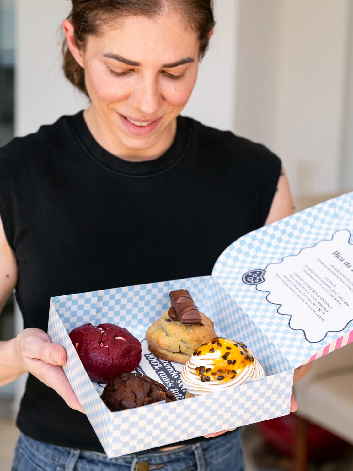 Gabi com uma caixa de cookies Be Cookie