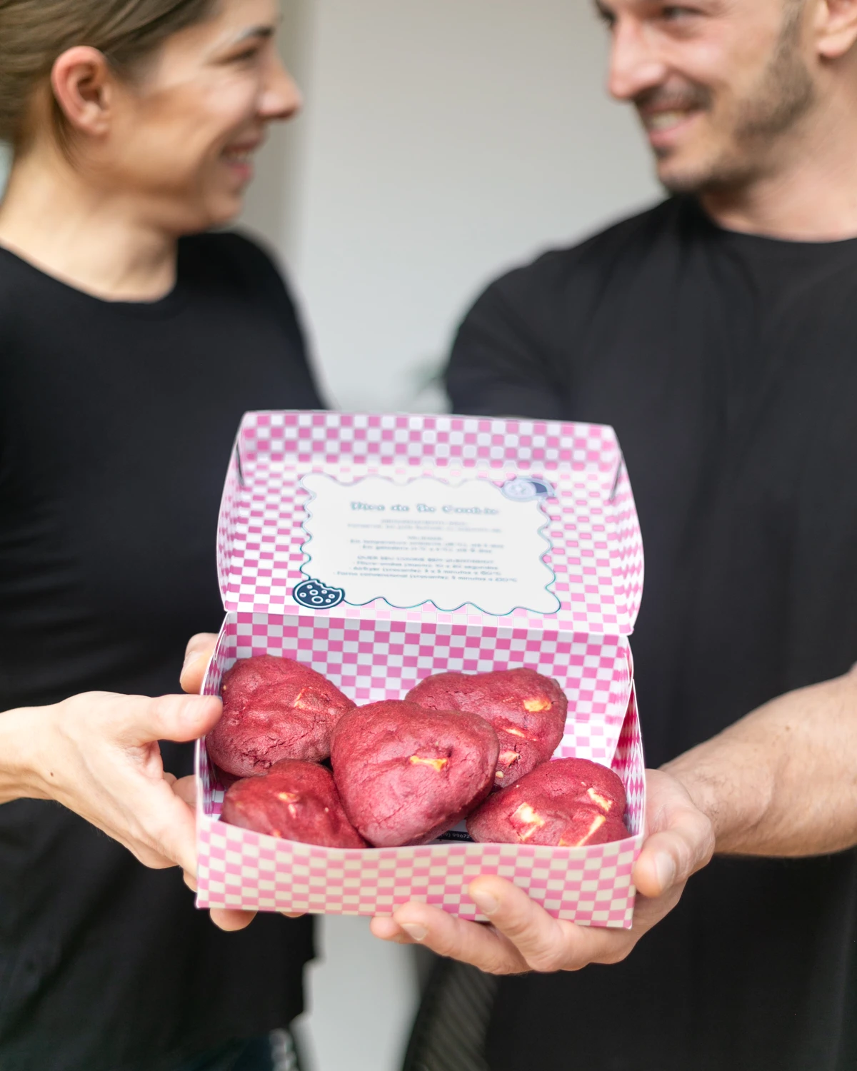 Casal compartilhando uma caixa de cookies Be Cookie