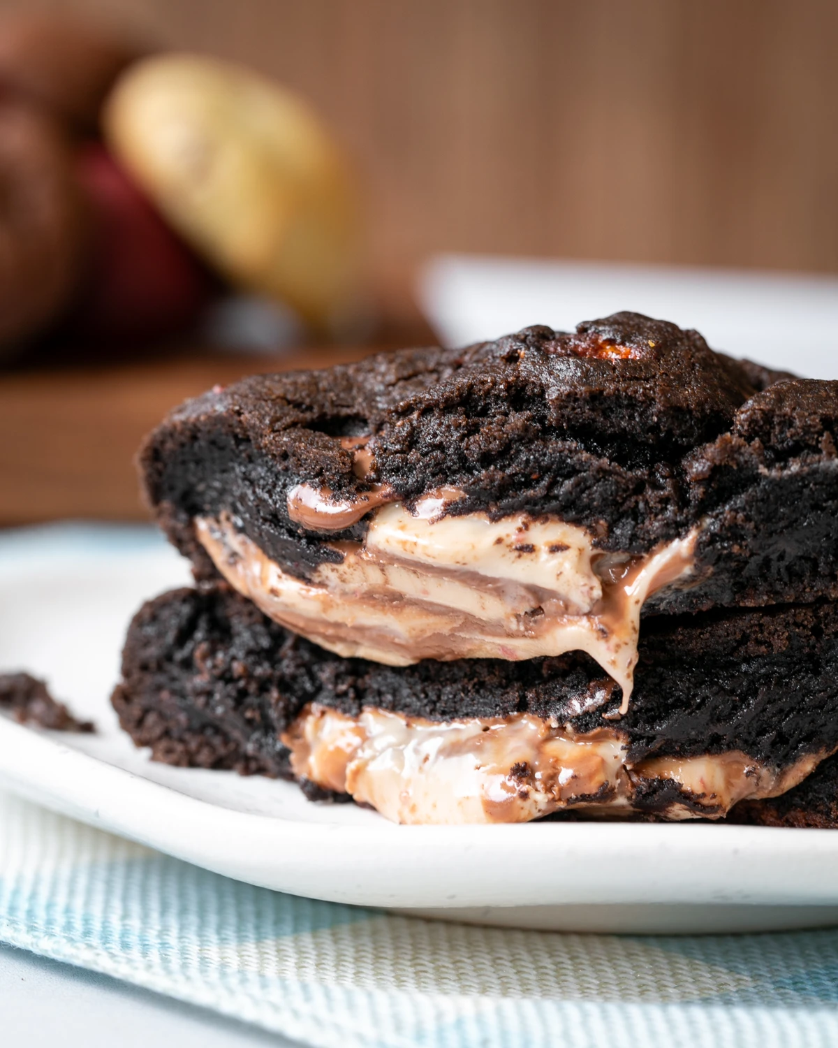 Cookie de chocolate recheado em um prato